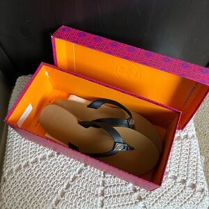 Like New Tory Burch Manon thong sandal calf leather in perfect black size 9